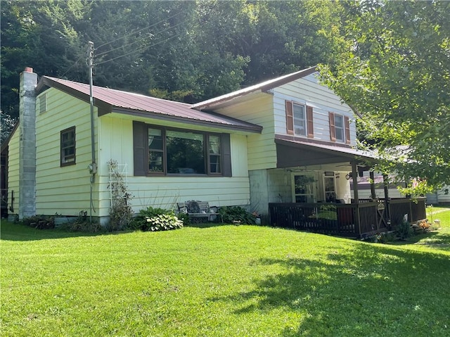 view of front of home featuring a front yard