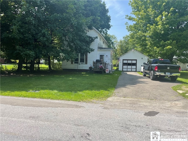 view of front of home featuring an outdoor structure, a garage, and a front yard