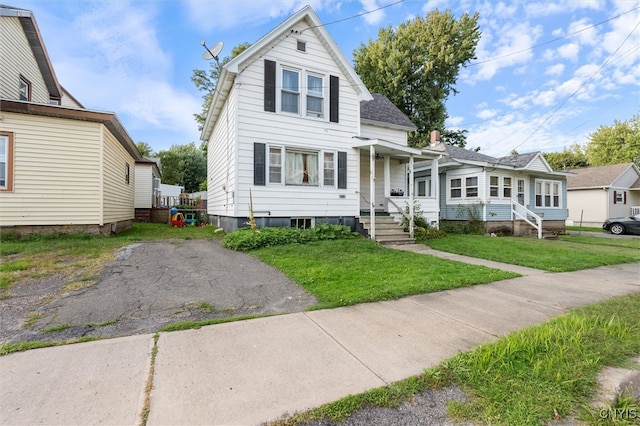 view of front facade with a front yard