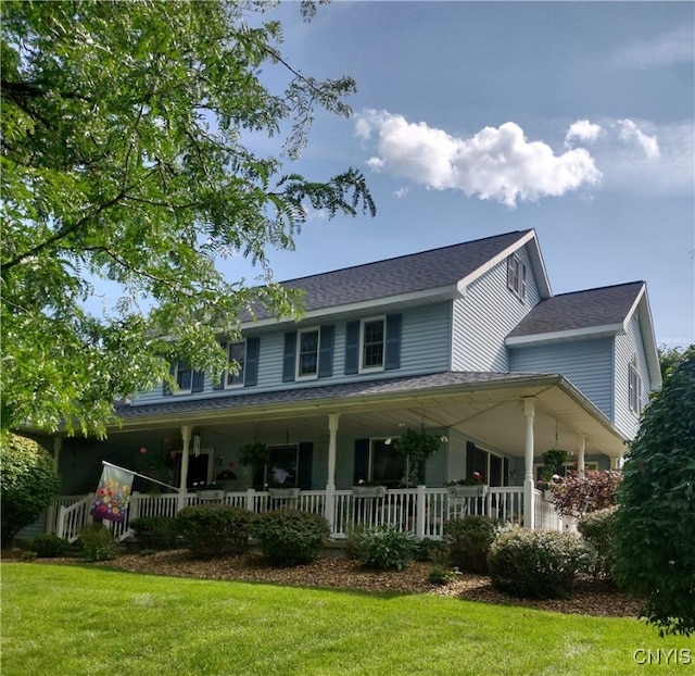 farmhouse inspired home featuring a front yard