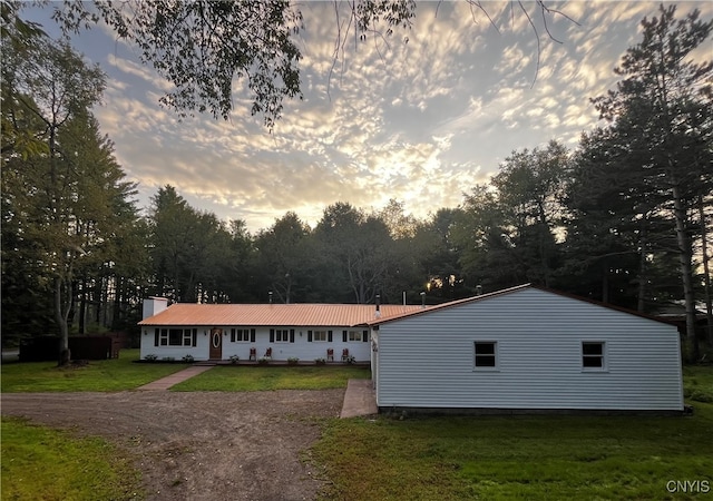 view of front facade featuring a lawn