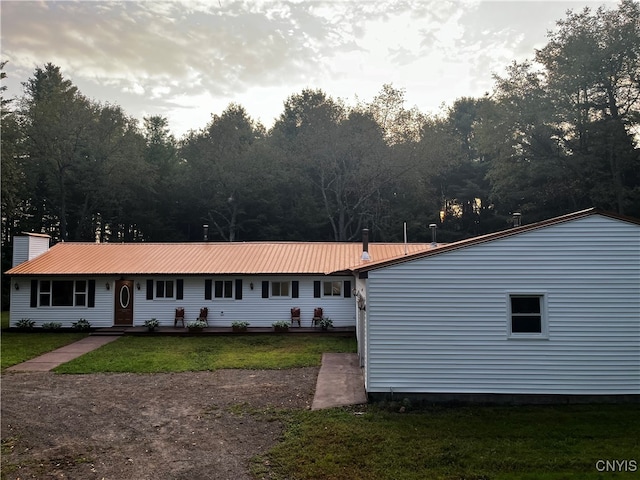 view of front facade featuring a front yard