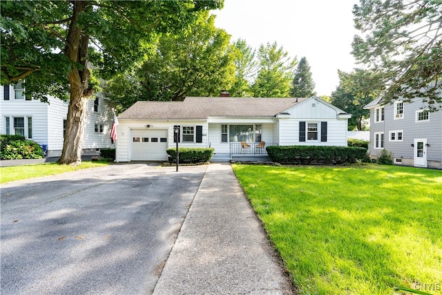 view of front facade featuring a garage and a front lawn