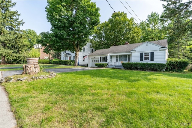 view of front of house featuring a front lawn and a garage