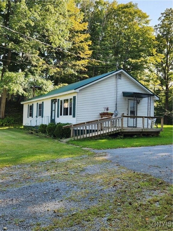 view of front of home featuring a front lawn