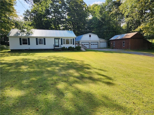 view of front of home featuring an outdoor structure, a garage, and a front lawn