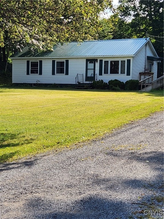 single story home featuring a front yard