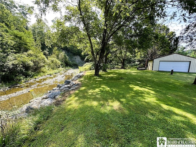 view of yard featuring an outbuilding and a garage