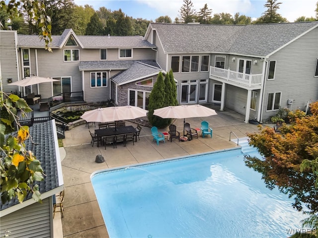 view of swimming pool featuring a patio