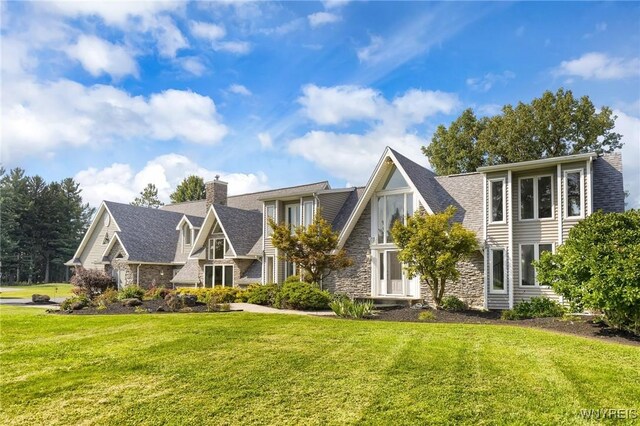 view of front of property with a front yard