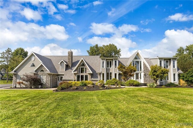 view of front of house featuring a front yard