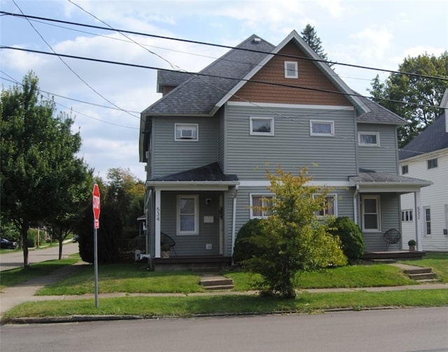 view of front facade featuring a front yard