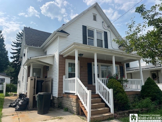 view of front of property featuring covered porch