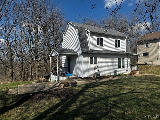 view of front of house featuring a front lawn