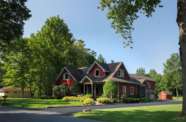 view of front of house featuring a front yard