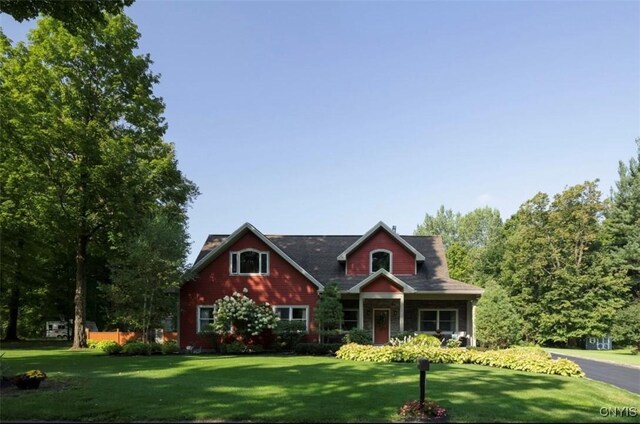 view of front facade featuring a front lawn