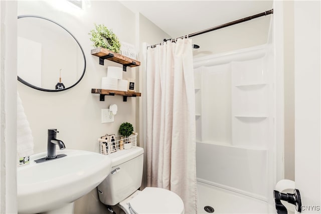 bathroom with toilet, a shower with shower curtain, and sink