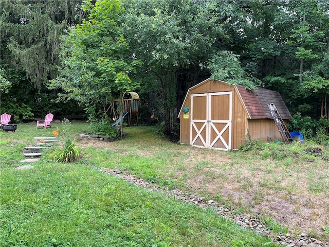 view of yard featuring a storage shed