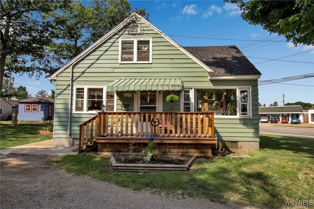 view of front of property with a front yard