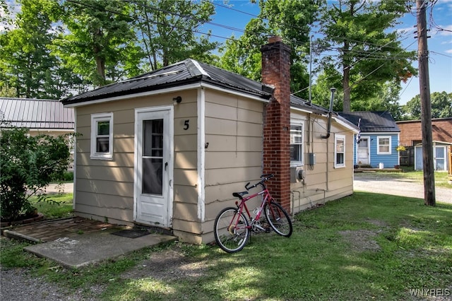 view of outdoor structure with a yard