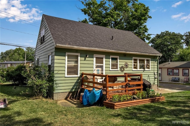 rear view of house featuring a lawn