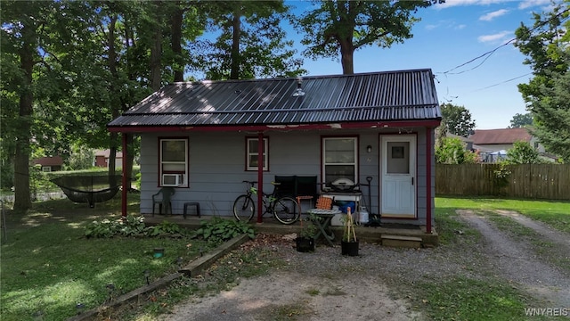 view of front of property featuring a front lawn and a porch