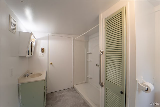 full bath featuring a shower, vanity, and visible vents