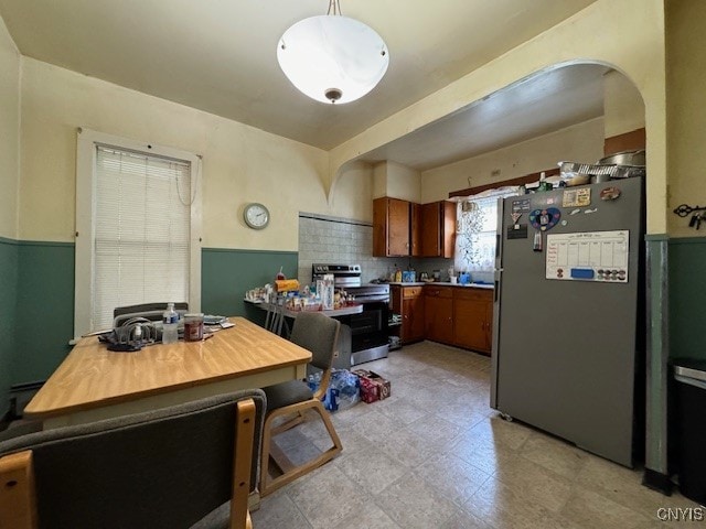 kitchen with decorative light fixtures, appliances with stainless steel finishes, and tasteful backsplash