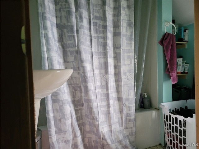 bathroom featuring shower / bath combo with shower curtain and toilet