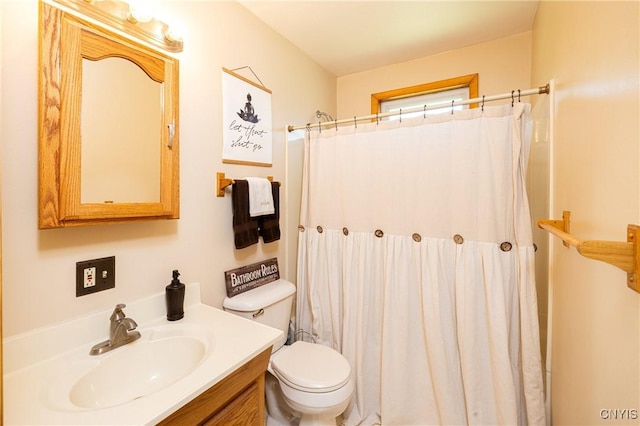 full bath with toilet, curtained shower, and vanity