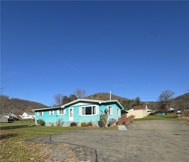 view of front of home featuring a front lawn