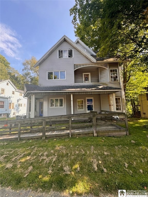 view of front facade featuring a front lawn