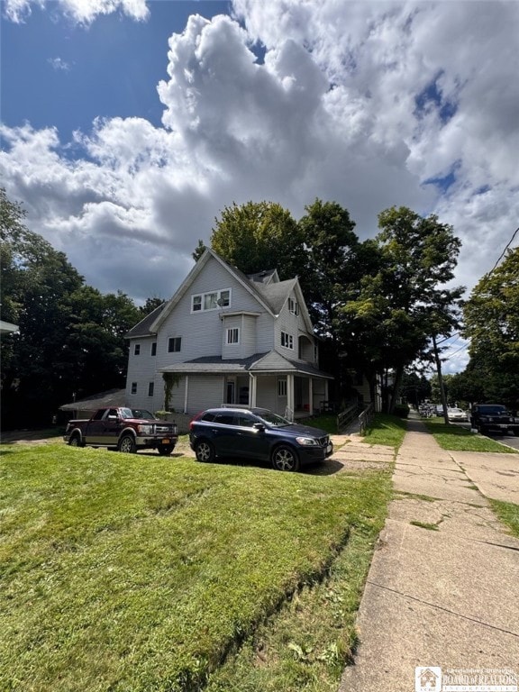 view of front facade with a front yard