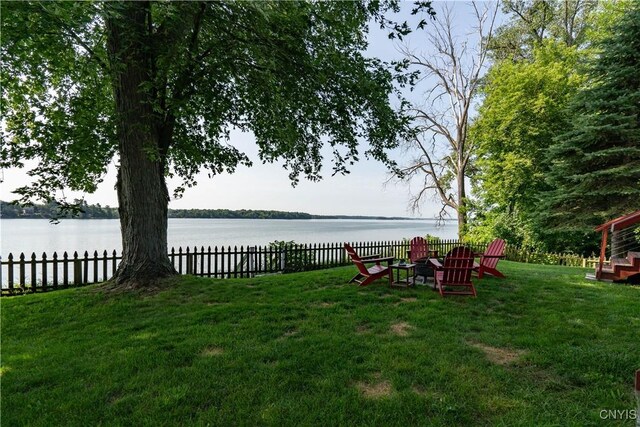 view of yard featuring a water view