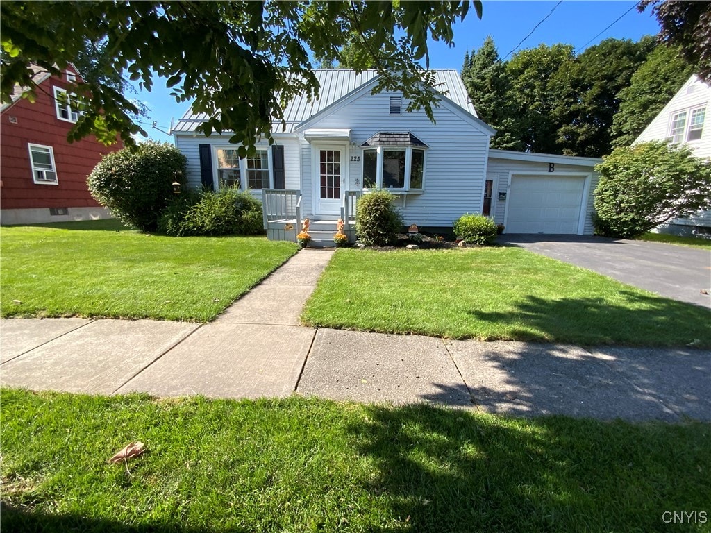 view of front facade featuring a garage and a front lawn