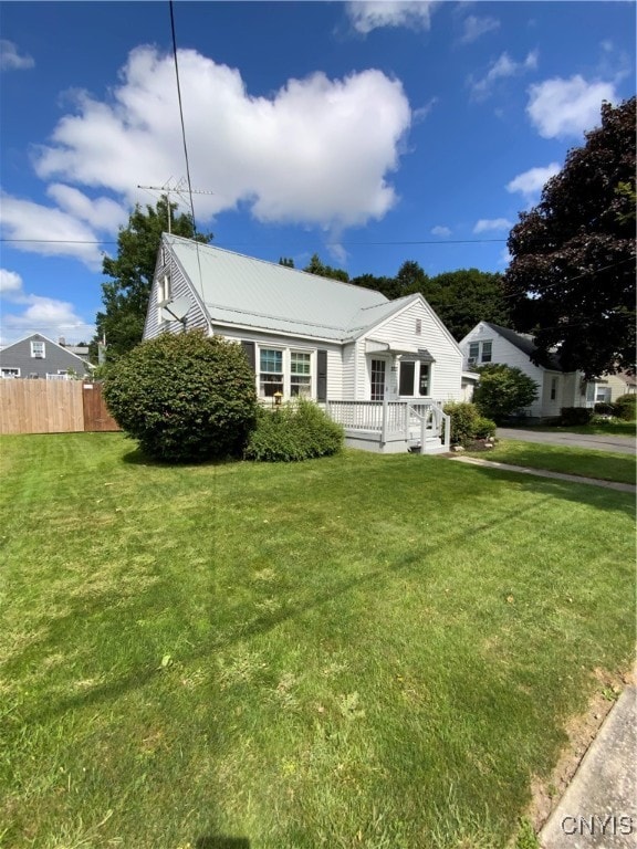 view of front of house featuring a front lawn