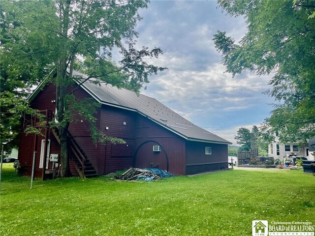 back of house featuring a lawn