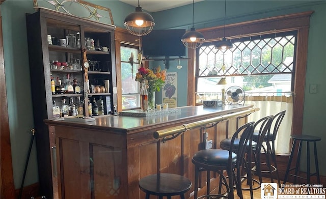 bar featuring pendant lighting