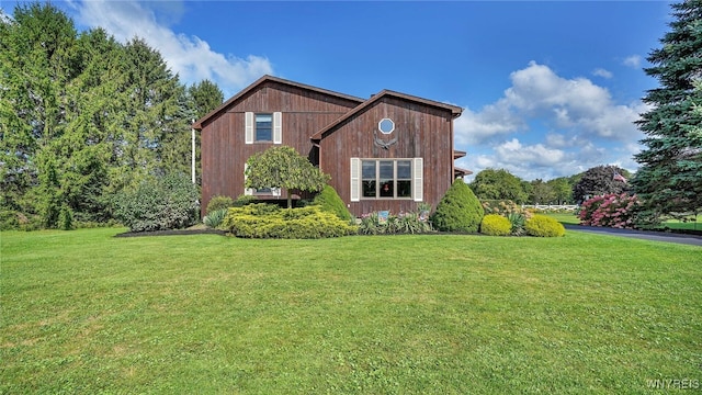 view of side of property featuring a lawn