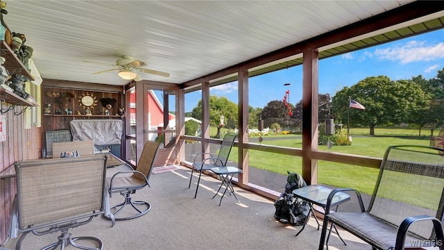 sunroom with ceiling fan