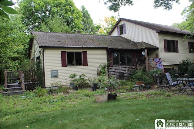 view of front of home featuring a wooden deck and a front yard