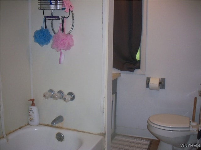 bathroom featuring toilet and a bathtub