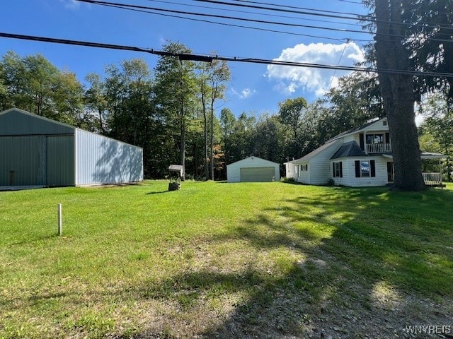 view of yard with an outbuilding