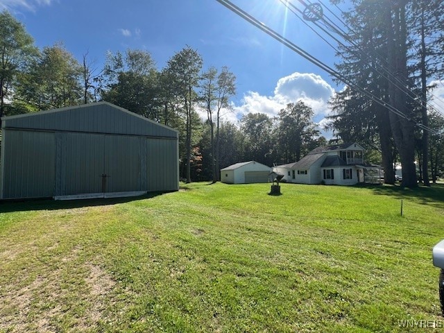 view of yard featuring an outdoor structure