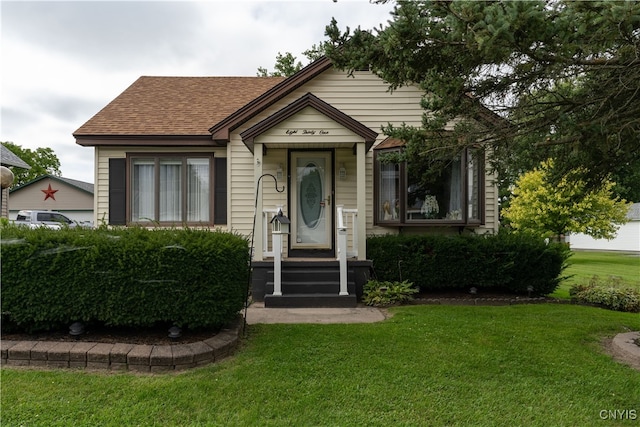 view of front of home featuring a front yard