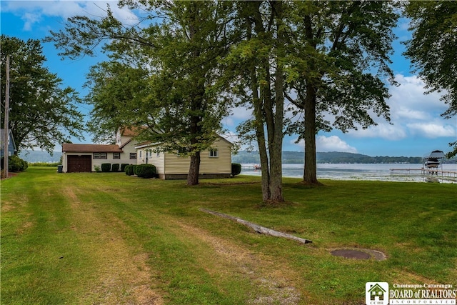 view of yard featuring a water view