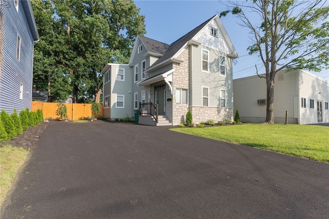 view of front of property with a front yard