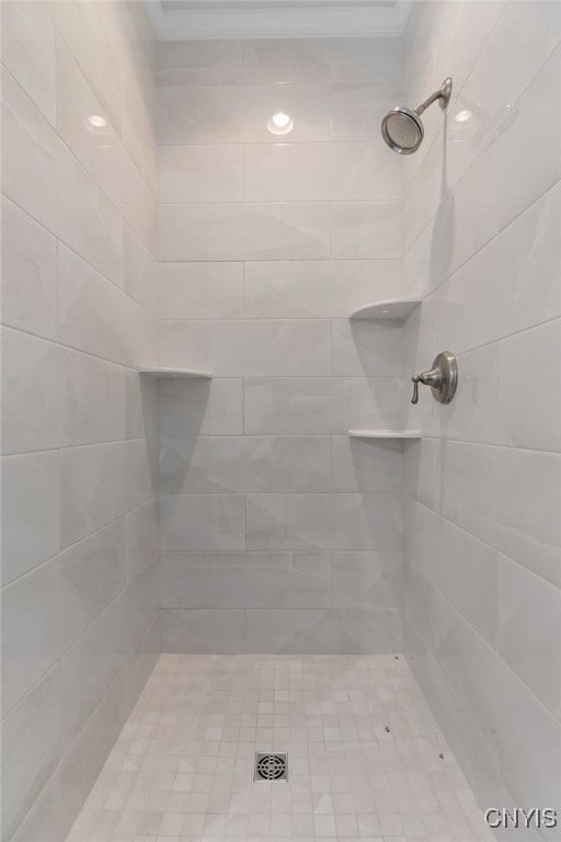 bathroom featuring a tile shower