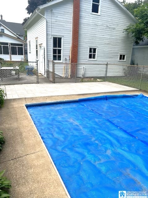 view of swimming pool