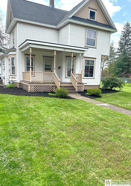 view of front facade featuring covered porch and a front yard